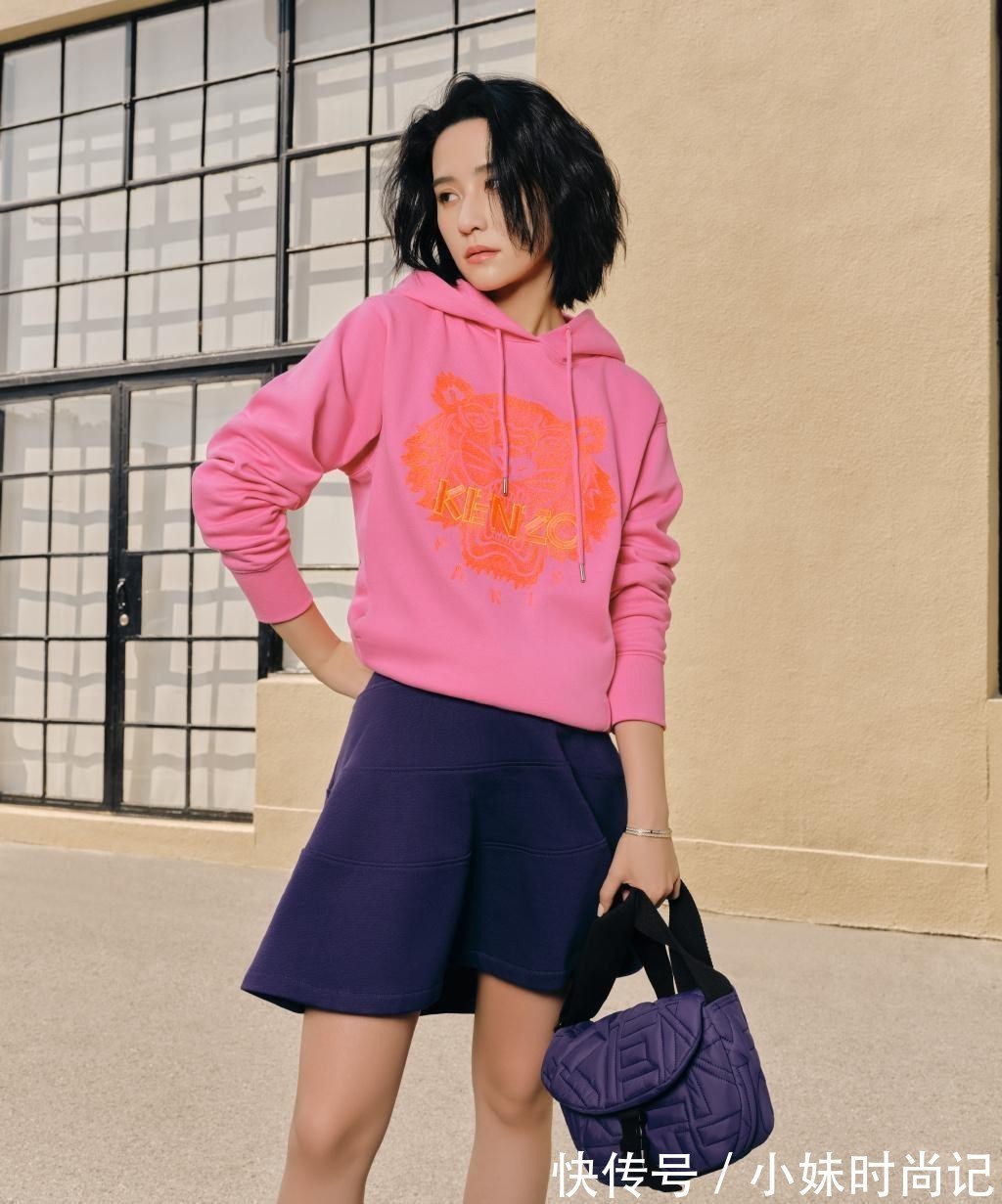 小背心 何超莲气质成熟了不少,毛衣外面套小背心,高腰长裙配得好高级