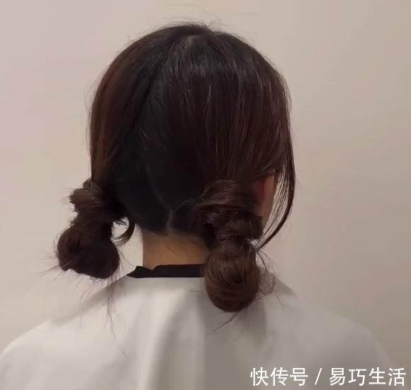 编发|女孩换了款双马尾式丸子头发型后,给人感觉清爽了很多,男生:确实好看