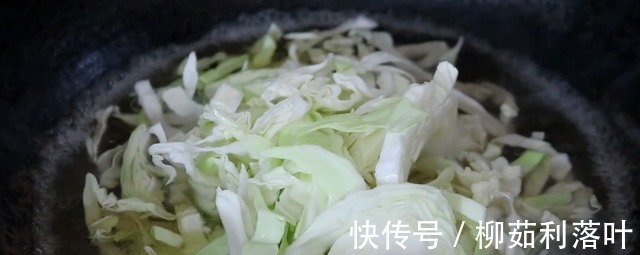 炒包菜时，记住不要直接下锅炒，好多人一直做错，难怪做的不好吃！