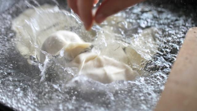 冷水|煮饺子时,不要中途加冷水,记住多放2样,饺子完整筋道不发粘