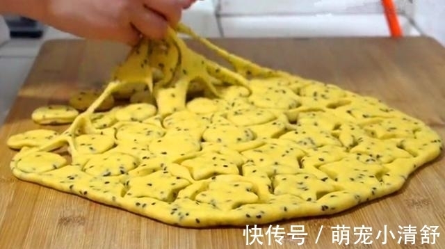 拉丝|1碗面粉6个鸡蛋,教你秘制新吃法,柔软又拉丝,孩子总是吃不够