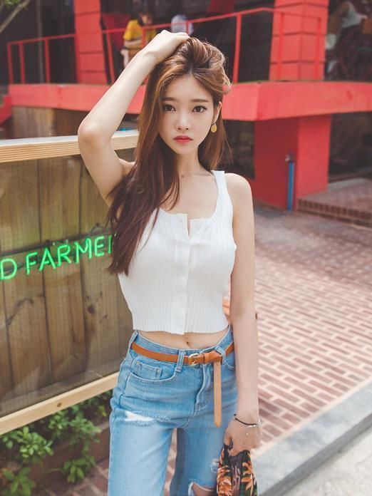美女|美女街拍：短款吊带衫搭破洞牛仔裤，彰显品味，个性十足