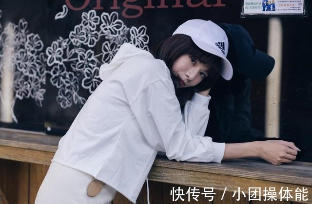 身穿白色 小姐姐身穿白色的帽衫卫衣,搭配牛仔半身裙,俏皮又时尚!