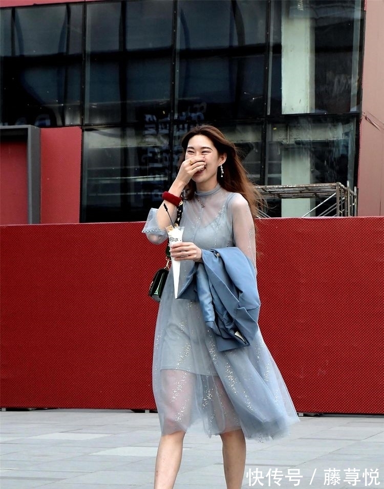 透视 美女穿着一件透视的连衣裙,有着一种若隐若现的美