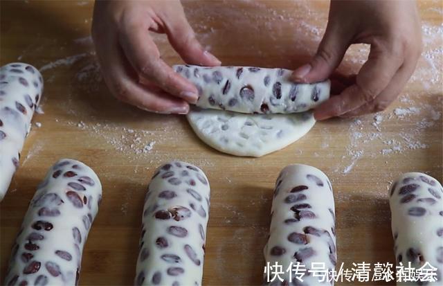 面粉别蒸馒头了,加一把红豆,卷一卷,蓬松喧软又香甜,超简单