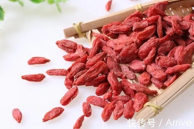 浸泡|养生酒怎么泡制;泡酒的药材怎么处理;叶其芳养生酒家教你避免泡酒误区