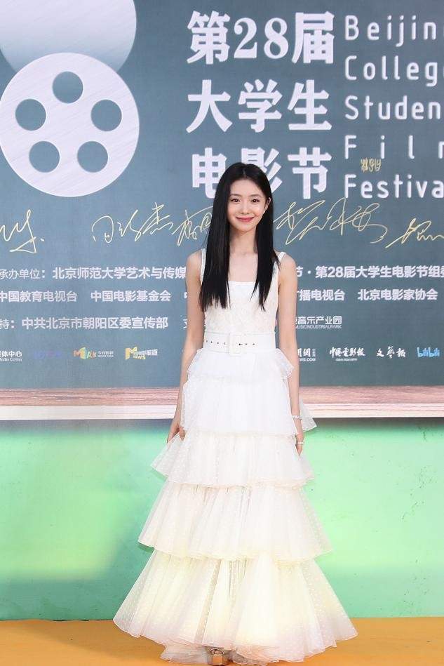 刘浩存|谋女郎刘浩存亮相活动,墨绿长裙穿出寡淡感,清淡妆容太没记忆点