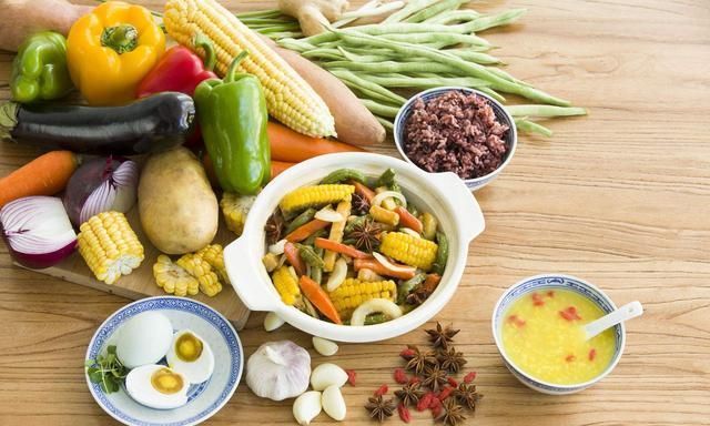 维生素d|燕麦是骨质疏松的“发物”?医生:若想养护骨骼,2种食物要少吃