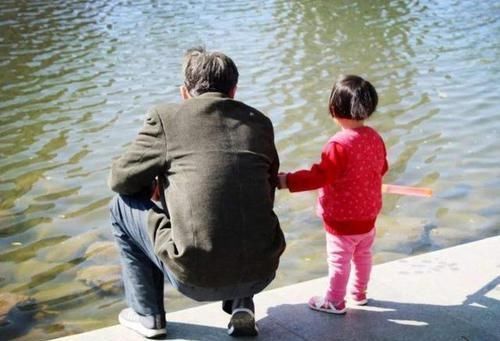 二胎政策|48岁奶奶接孙子,偶遇48岁妈妈接娃,相同年龄,不同人生