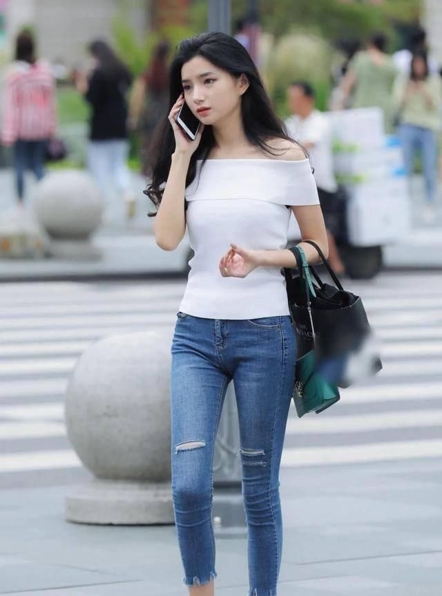 上衣 紧身牛仔裤搭配一字肩,完美展示效果就看她了