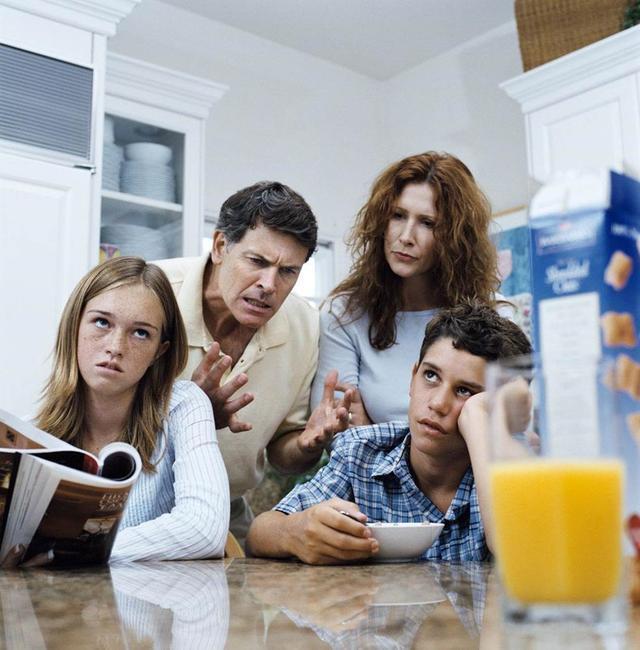 承担责任|俩兄弟,一个从小打到大,一个从没挨打,长大后的差距有那么大吗