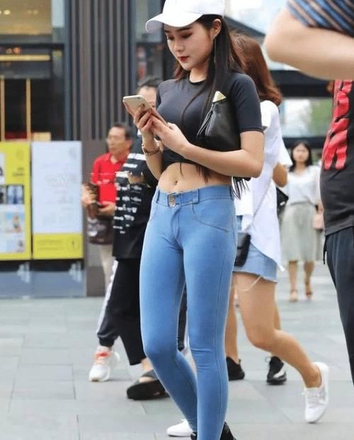 辣妈 辣妈拥有的优势，少女体会不到，紧身牛仔裤助你轻松穿出性感身段