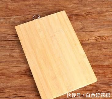 菜板每天只用清水洗,等于吃细菌,一个简单方法,菜板干净又卫生