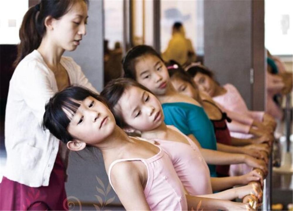 无缘|孩子爱用这3种坐姿,基本无缘“大长腿”,还影响气质,尽早纠正