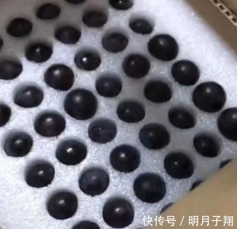 花30元买了箱“精品”葡萄,1天就收到货,打开一看“傻眼”了