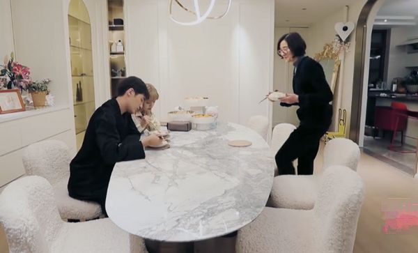 麦迪娜的婆婆偷吃鸡腿,姜潮一脸茫然,节目组也救不了场!