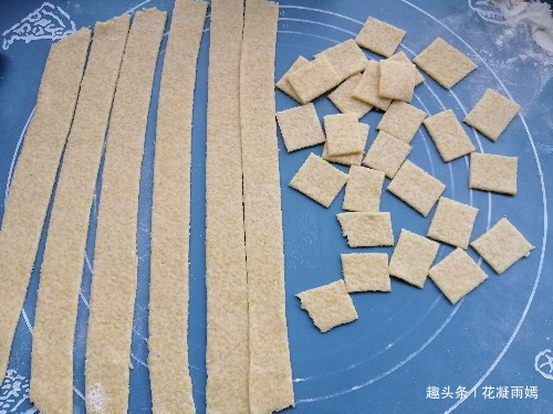 酥脆|小米别光熬粥了，加1个鸡蛋，1碗面粉，教你做成锅巴，又香又酥脆