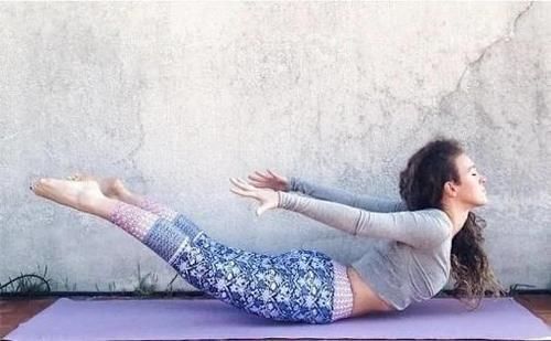 屈肘|长期坚持瑜伽的女人，她们有什么不一样？不光是体态，更多是气质
