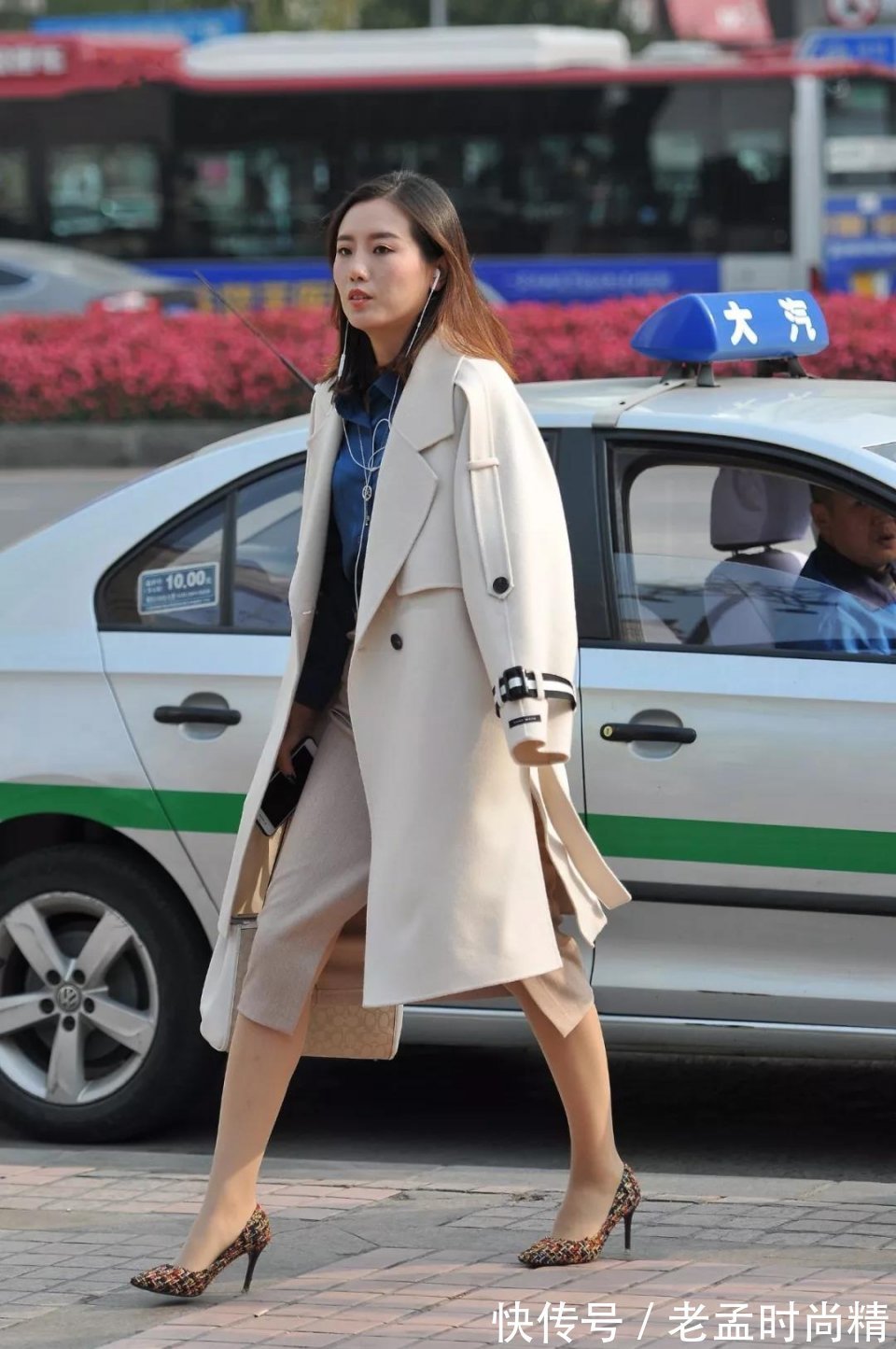 性感 街拍: 浓淡适中, 仪静体闲有气质的性感成熟少妇, 气质很高贵!