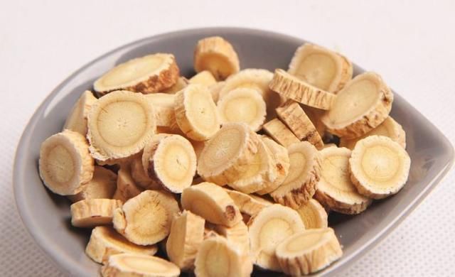 没事|提醒大家:黄芪配它“天生一对”,女人没事喝一点,越来越年轻