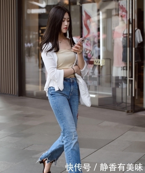 小姐姐|街拍美女:小姐姐成街上一景,白色上衣清凉时尚有亮点