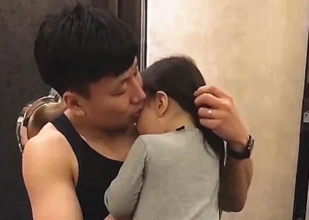 上辈子|“小情人”哭得梨花带雨,爸爸心疼不已,妈妈没法要了!