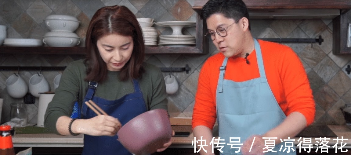 霍启刚郭晶晶夫妇包饺子趣事!直接上手搅馅,厨房宽敞像吧台