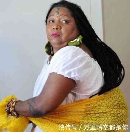 asha 女子10年不剪发 ,长约16米,嫁职业发型师丈夫