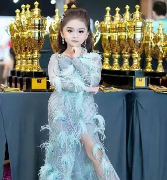 泰国6岁选美冠军,台风不输估计超模,T台造型身姿优美好圈粉