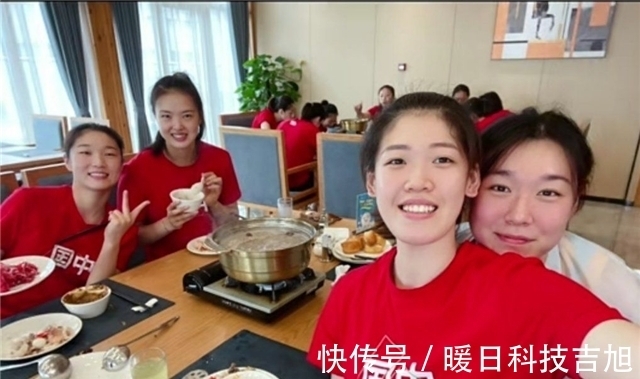 中国女排|中国女排出征前涮锅解馋!王梦洁豪爽吃肉,张常宁坐姿淑女很迷人
