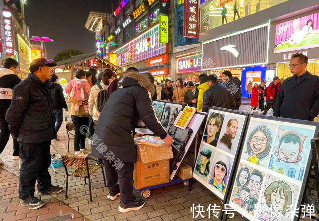 五一广场|长沙步行街艺术画像人气火爆，被游客团团围住，5分钟60元贵吗？