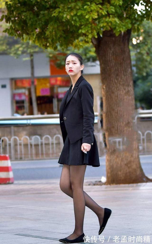 套装|美女街拍:黑色套装遇上黑色丝袜,重塑身材,提升气质,显高还能显瘦