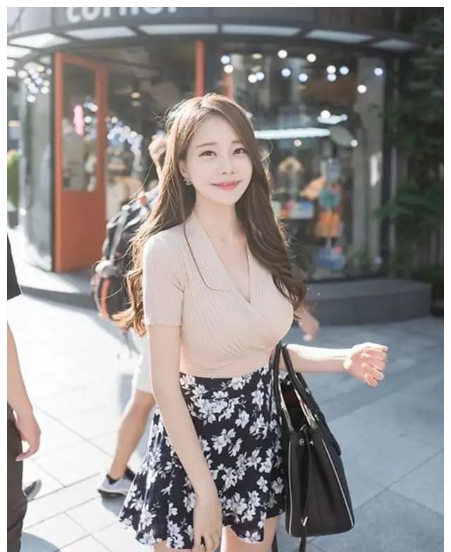 小姐姐|白色蕾丝上衣搭配浅蓝色丝绸裤子，彰显女性魅力