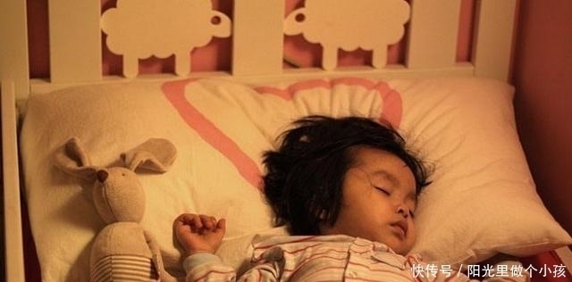 家长|宝爸陪宝宝睡午觉,醒来发现宝宝小脚冰凉,随后的做法逗笑网友