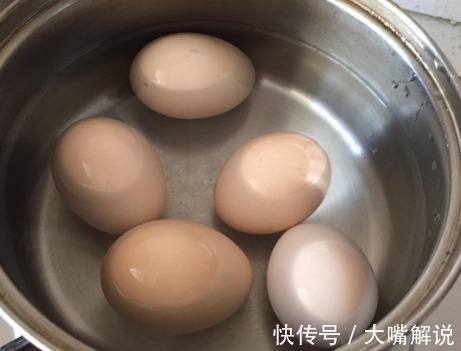 煮鸡蛋时，别傻傻直接下锅煮，多加1步，鸡蛋香嫩，还易剥壳