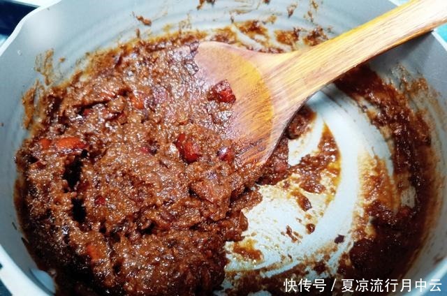 6个鸡蛋1碗红枣,轻松做出家人爱吃的枣糕,香甜绵软,一次成功