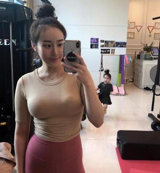 自拍|90后辣妈因拍自拍而意外走红,“马甲线”清晰可见,身材非常好