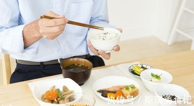 诱发|人到中年,想健康管住嘴,5样食物就算爱吃,也最好一口别碰