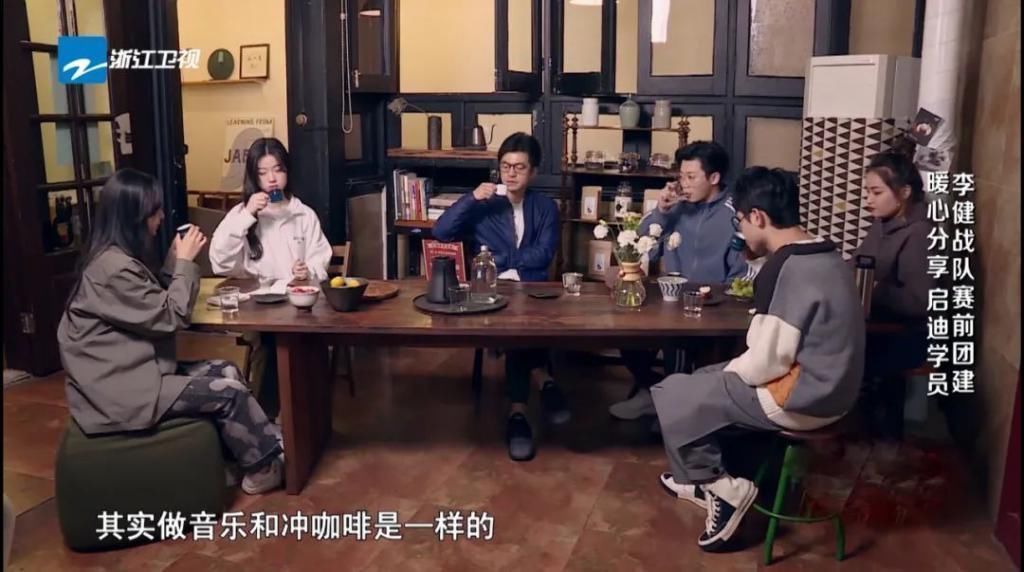 战队|老外将巨大弹力球从大坝扔了下去，毫发无伤，网友：球的质量真好！