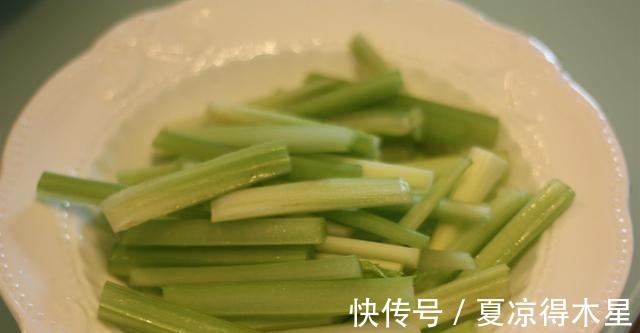 宁心安神|西芹百合炒虾仁，清脆爽口又有营养，快来品尝它的美味吧！