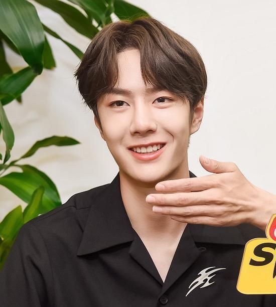 路透照|王一博以为没镜头，玩偶套头上就算了，再看他手上：本性藏不住了