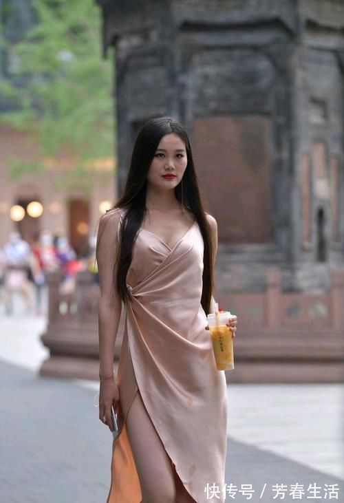 高跟鞋 “阔太”都爱穿真丝吊带裙,高雅华贵,精美绝伦,太显身材!