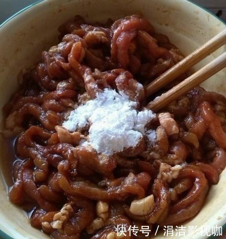 不管炒什么肉，直接用淀粉腌就错了，教你一招，肉质滑嫩不粘锅！