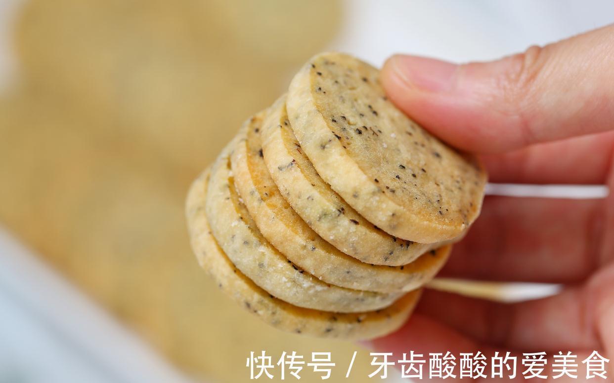 红茶用来做曲奇饼干，酥脆可口透着淡淡茶香，简单零失败小白也会