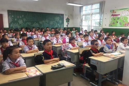 老师|班级排座位，老师为啥故意让男女同桌？排座位的“潜规则”知多少