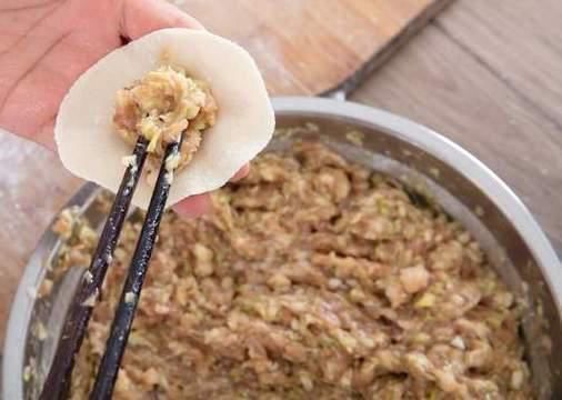给肉馅去腥别再用料酒了,大厨教你一个妙招,肉馅鲜香又多汁