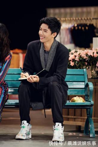 李荣浩|18岁公布恋情,22岁结婚婚戒不离手,简直就是漫画走出的男主