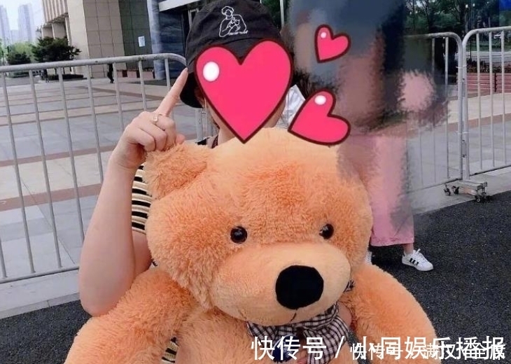 蔡徐坤到底有多高?在他手里小小的玩具熊,粉絲拿著卻“變了樣”