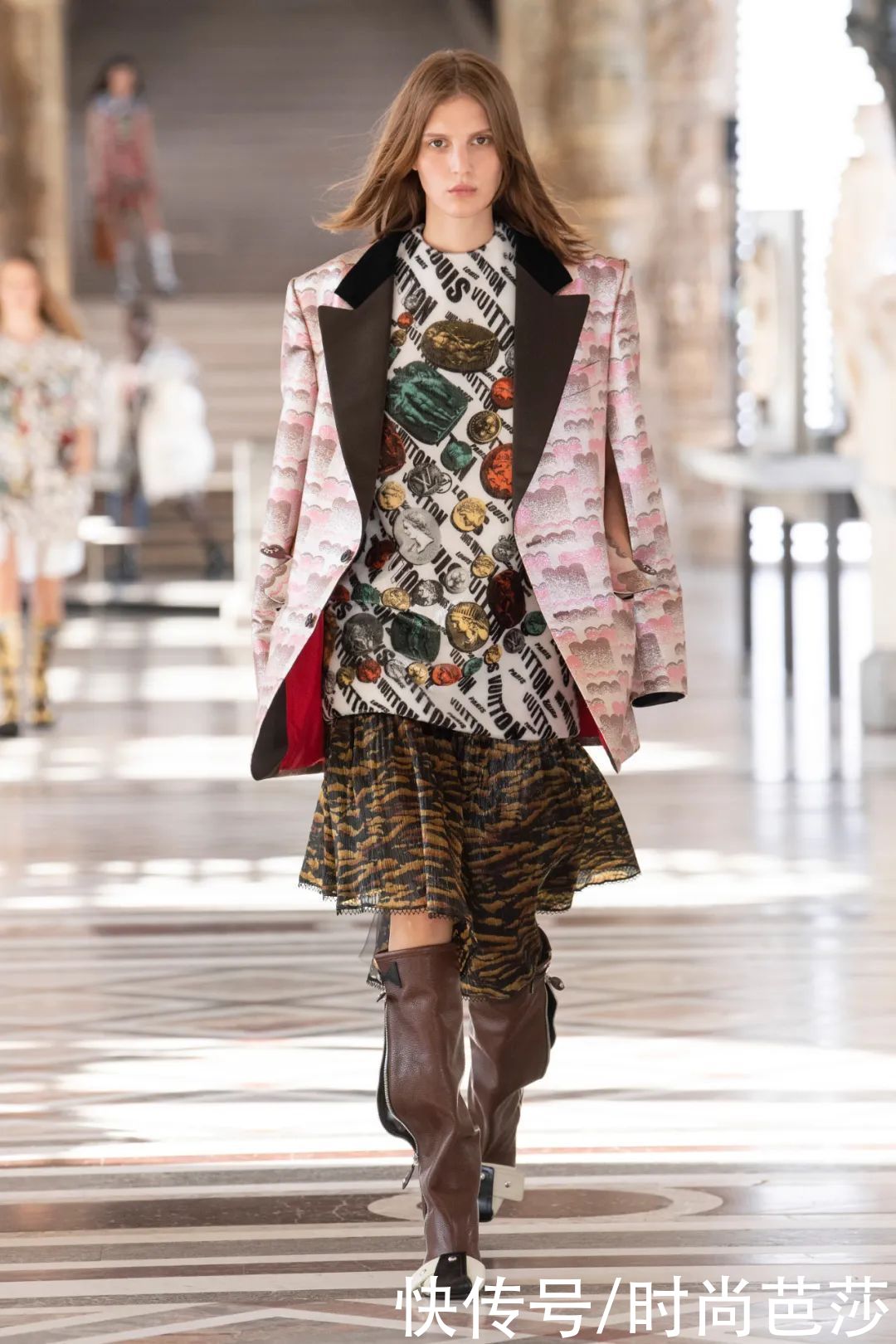 卢浮宫周边？不，这是Louis Vuitton新包