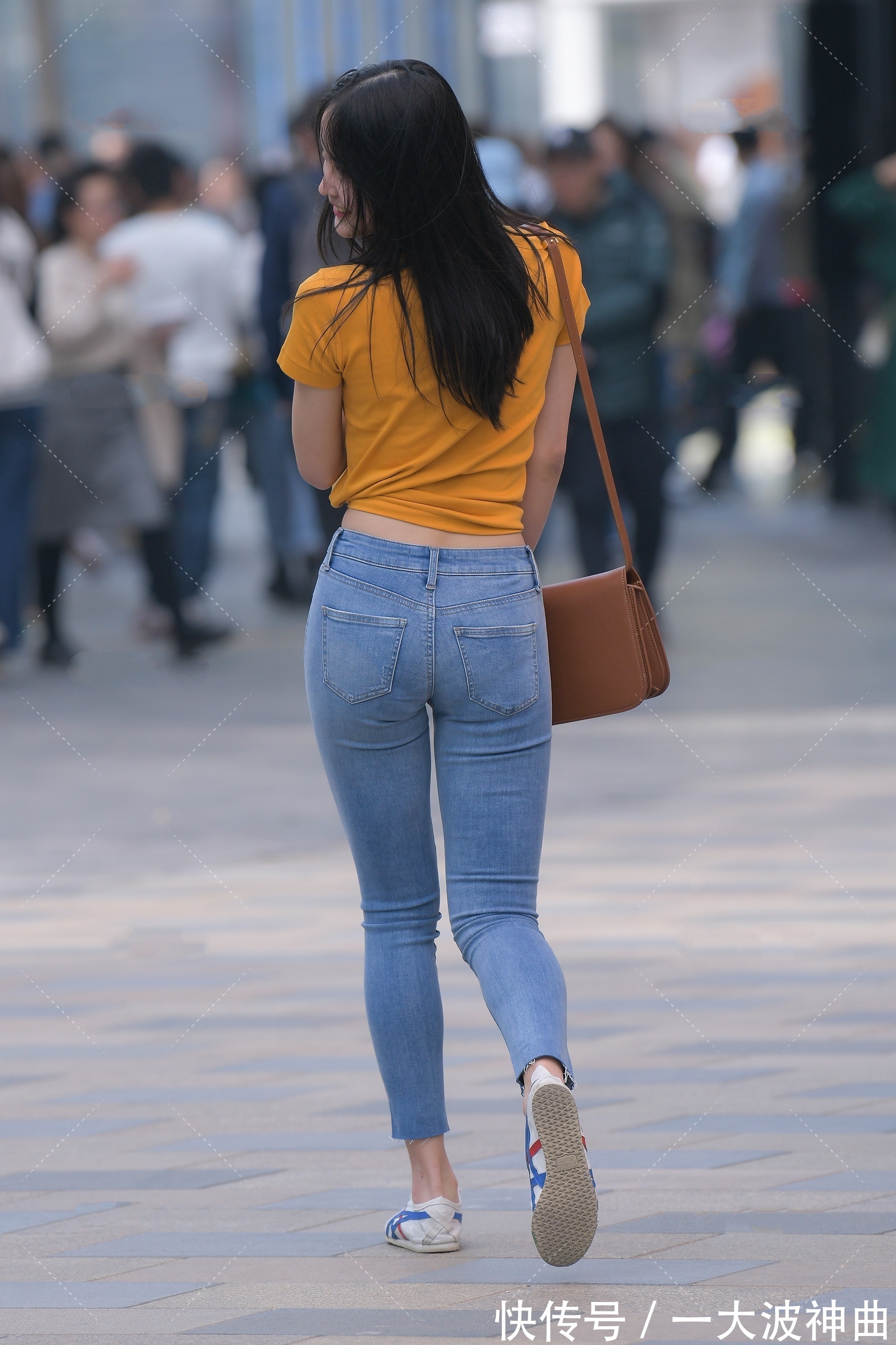 t恤 橘黄色修身短T搭配浅色牛仔裤,青春活泼,满满的校园风